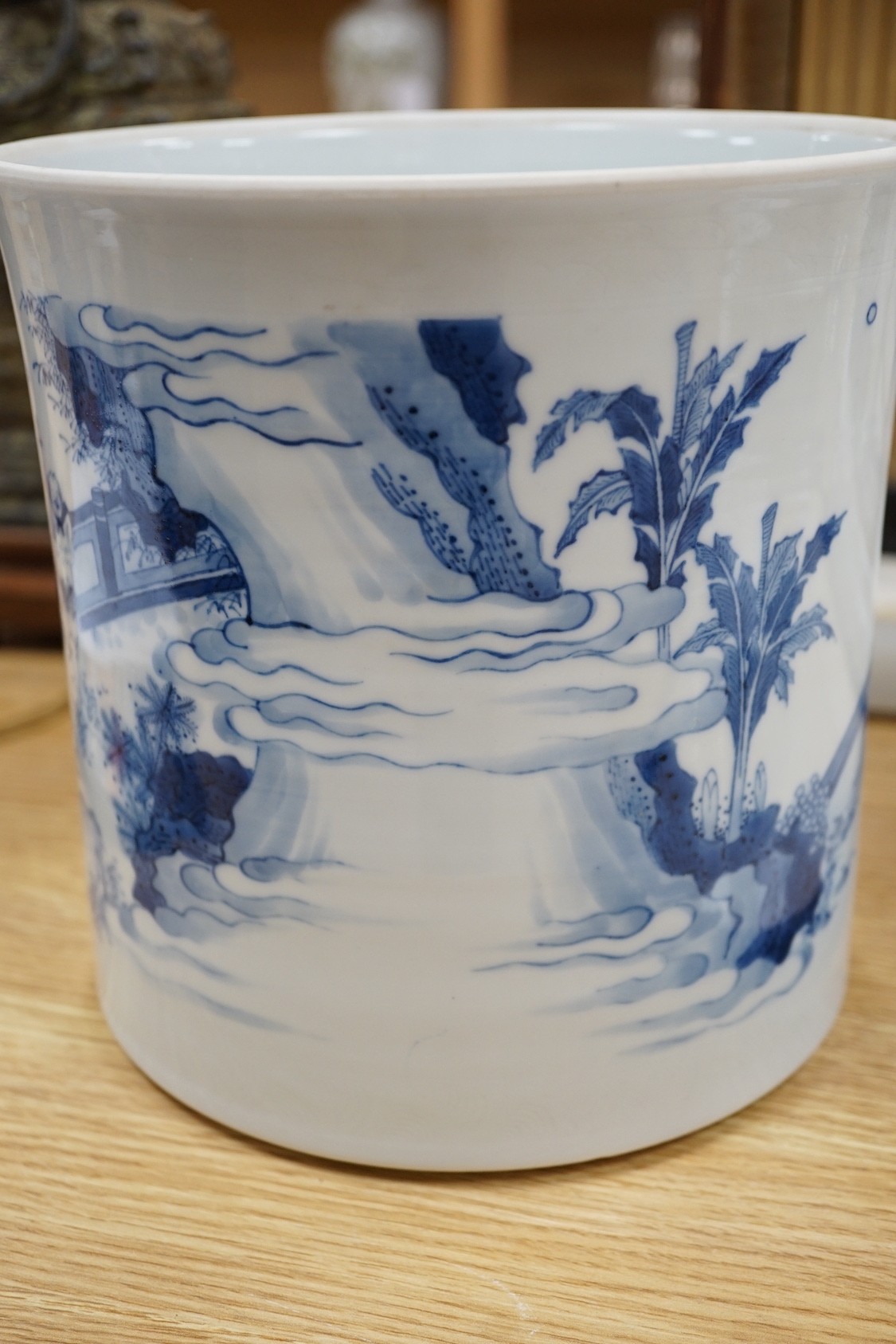 A large Chinese blue and white brushpot, 20.5 cms high